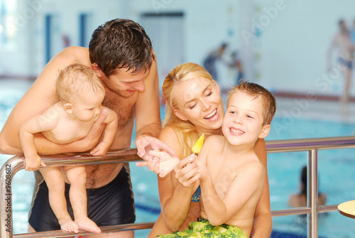 Wallpaper Mural A family in the swimming pool Torontodigital.ca