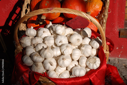 Knoblauch im Korb