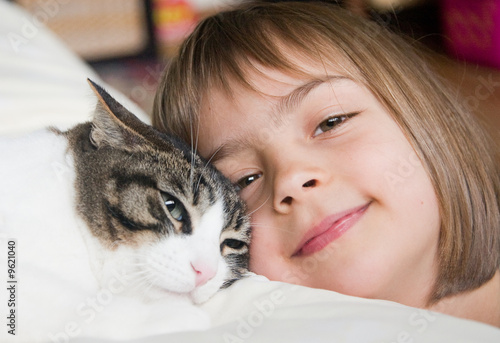 petite fille et son chat photo