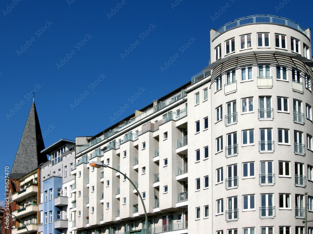 Fototapeta premium Berlin, Moderne Häuserzeile und Kirche