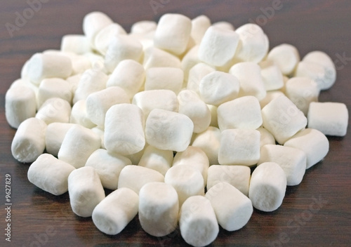 Obraz na płótnie A pile of minimarshmallows on a tabletop
