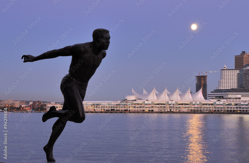 Naklejka premium vancouver night scene with moonrise