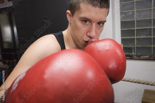 Boxer mit roten Boxhandschuhen