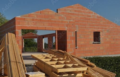 maison de brique en construction