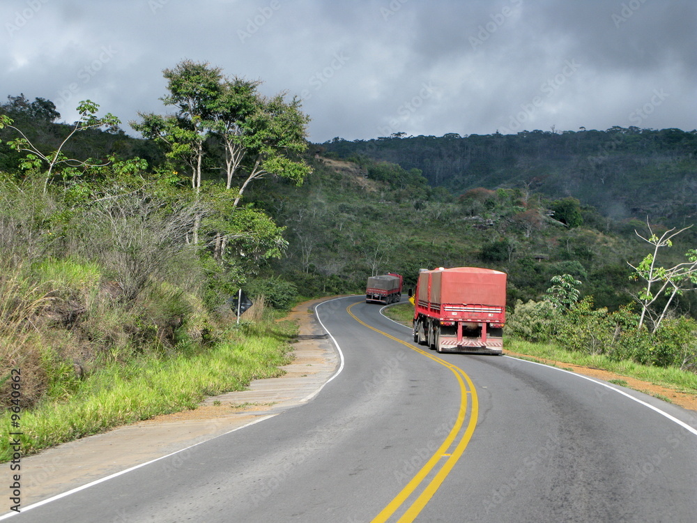 Camion rouge sur la route. Red truck on the road, Brazil.