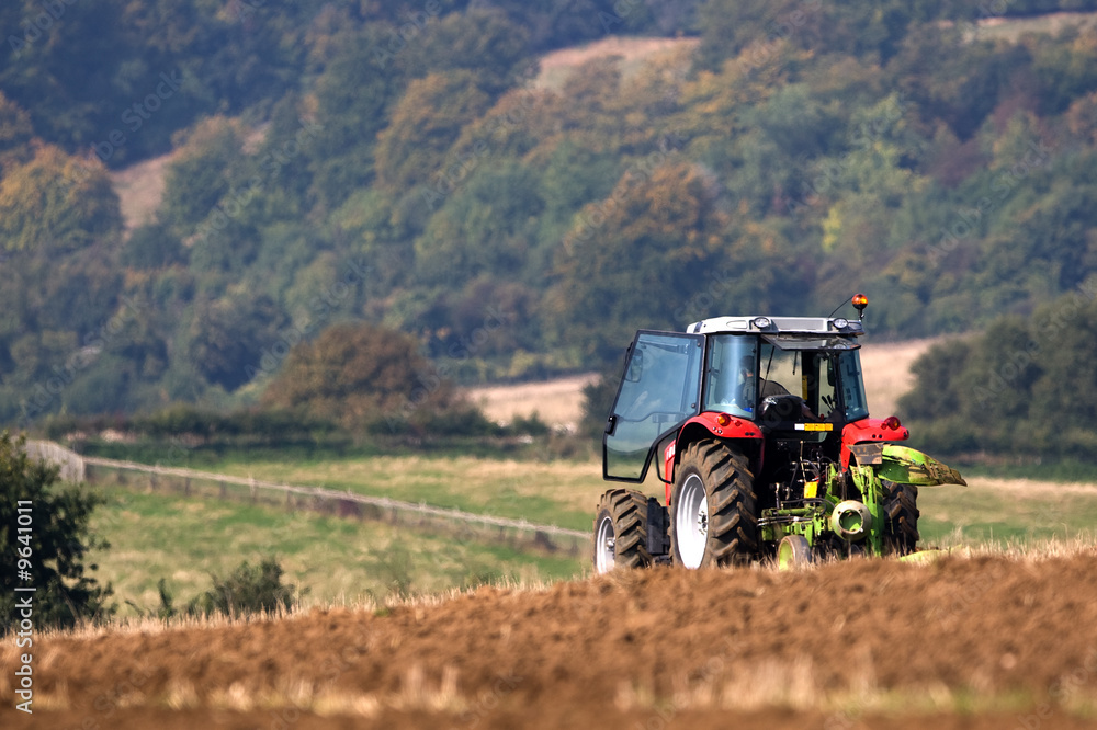 Obraz premium Tractor ploughing a field