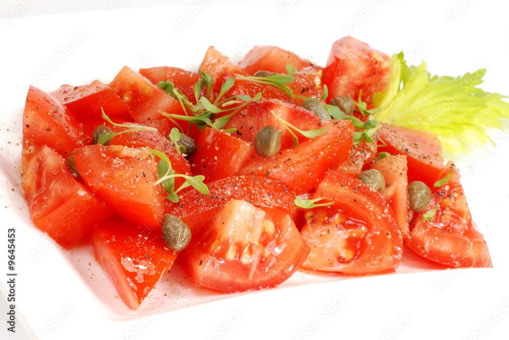 Frischer Tomatensalat mit Kapern