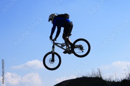 BMX und Mountainbike bei Sprung 