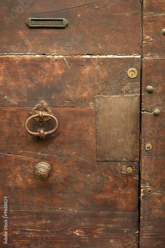 Detail d'une vieille porte a Arles.