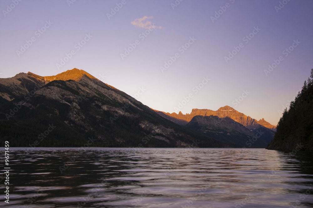 Fototapeta premium Mountains above water