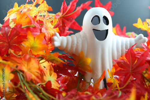 Halloween Gespenst im Laub