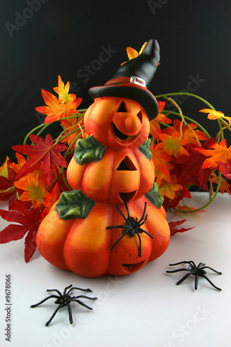 Halloween Kürbis Figur mit Spinnen und Herbstlaub