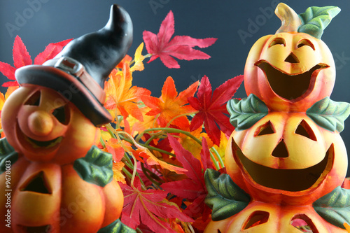 Halloween Kürbis Figuren im Herbstlaub