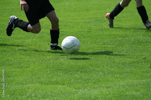 Fussballspieler läuft mit dem Ball