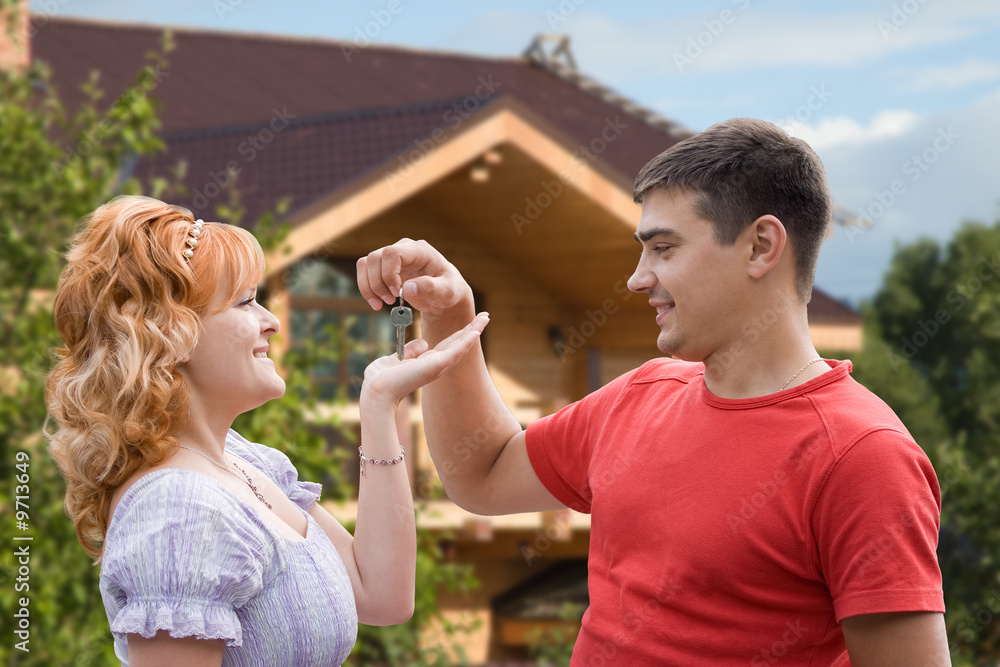 Obraz premium Man handing a woman keys