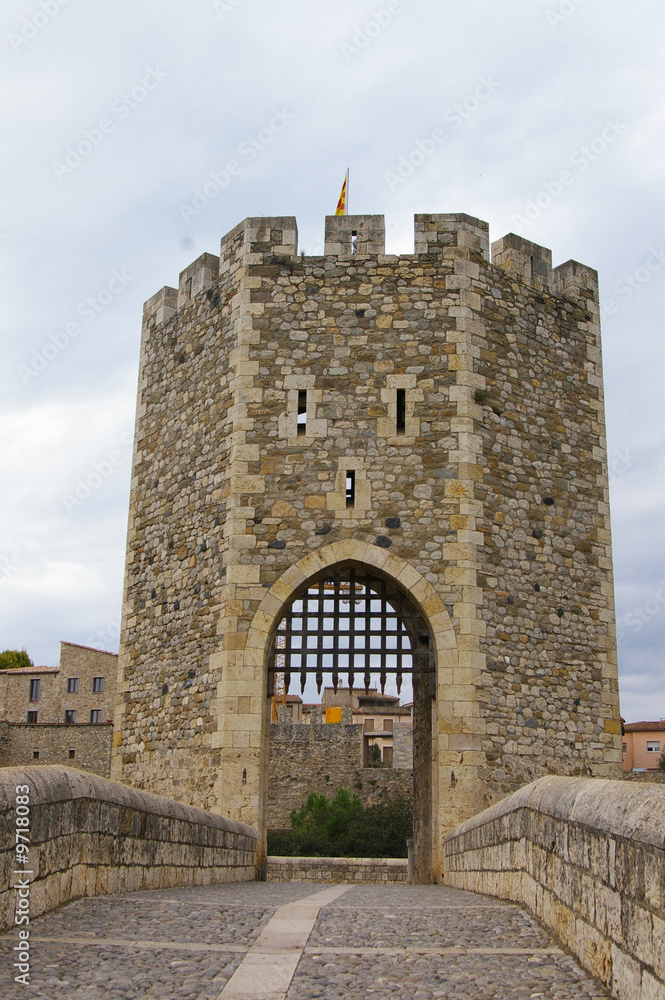 Portone ingresso sul ponte medievale di Besalu'
