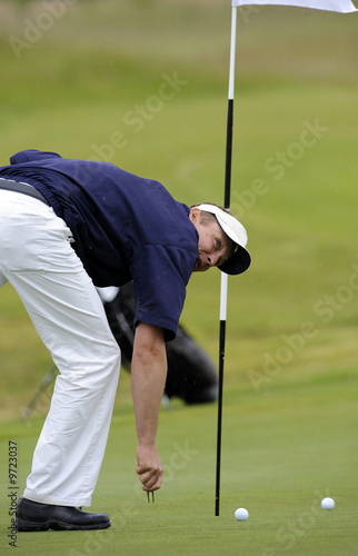 Golf player improve green before final shot