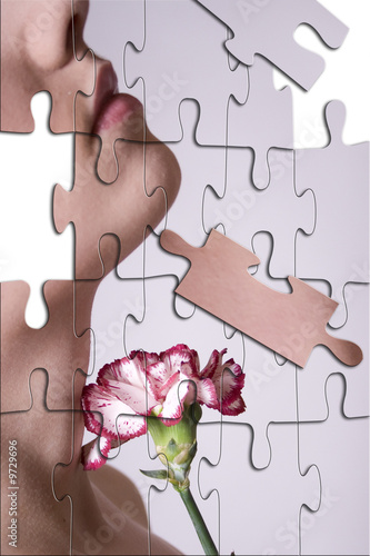 gesicht einer jungen frau in puzzle teilen photo