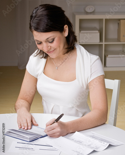 Εκτύπωση καμβά Woman writing checks from checkbook to pay monthly bills
