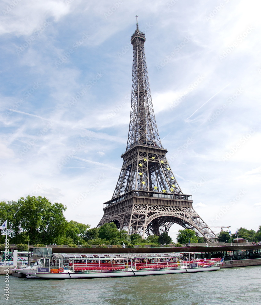 Tour Eiffel et bateaux sur la Seine. Paris, France.
