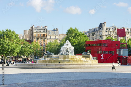 Fontaine de pierre, parc de la Villette, Paris. photo