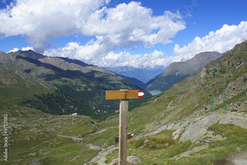 Wegweiser vor Alpenpanorama
