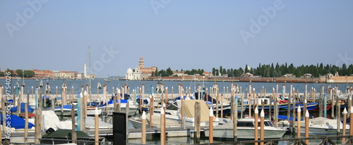 le cimetière de Venise et son port en premier plan