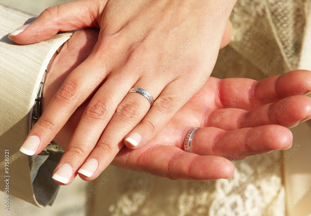 Manos de pareja de novios con los anillos de boda Stock Photo | Adobe Stock
