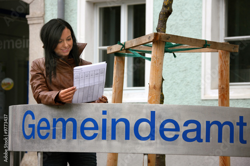 Teenager vor einem Gemeinde Amt