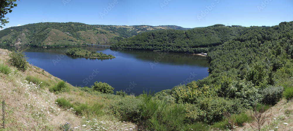 Panoramique d'un lac dans le massif central