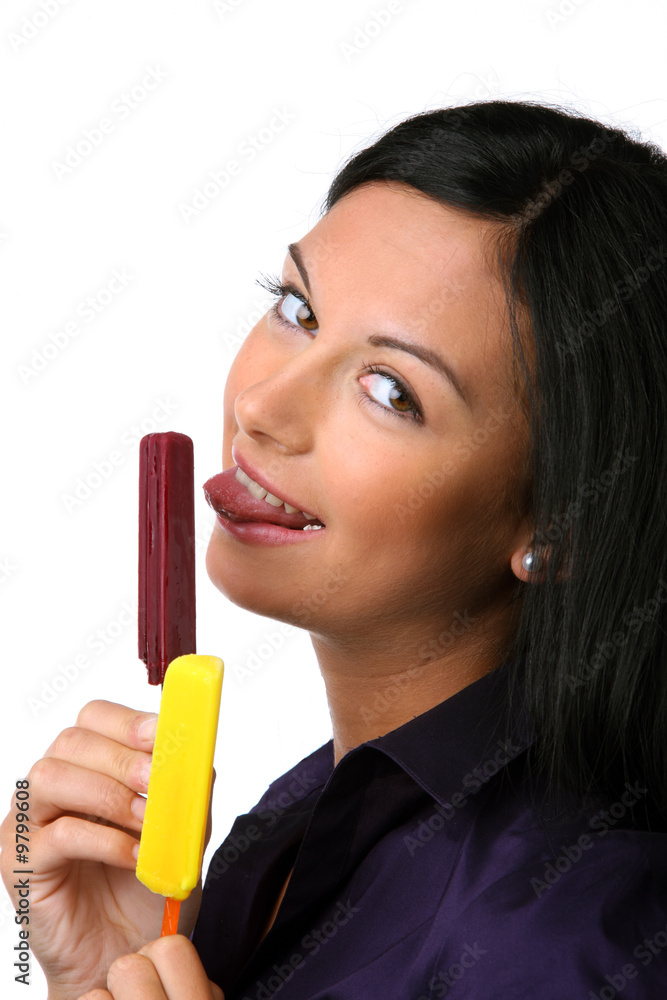 Sexy Teenager mit Speiseeis zeigt Zunge