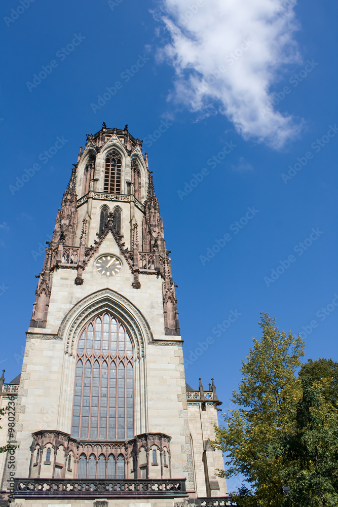 Kirchturm mit Wolke im Sommer