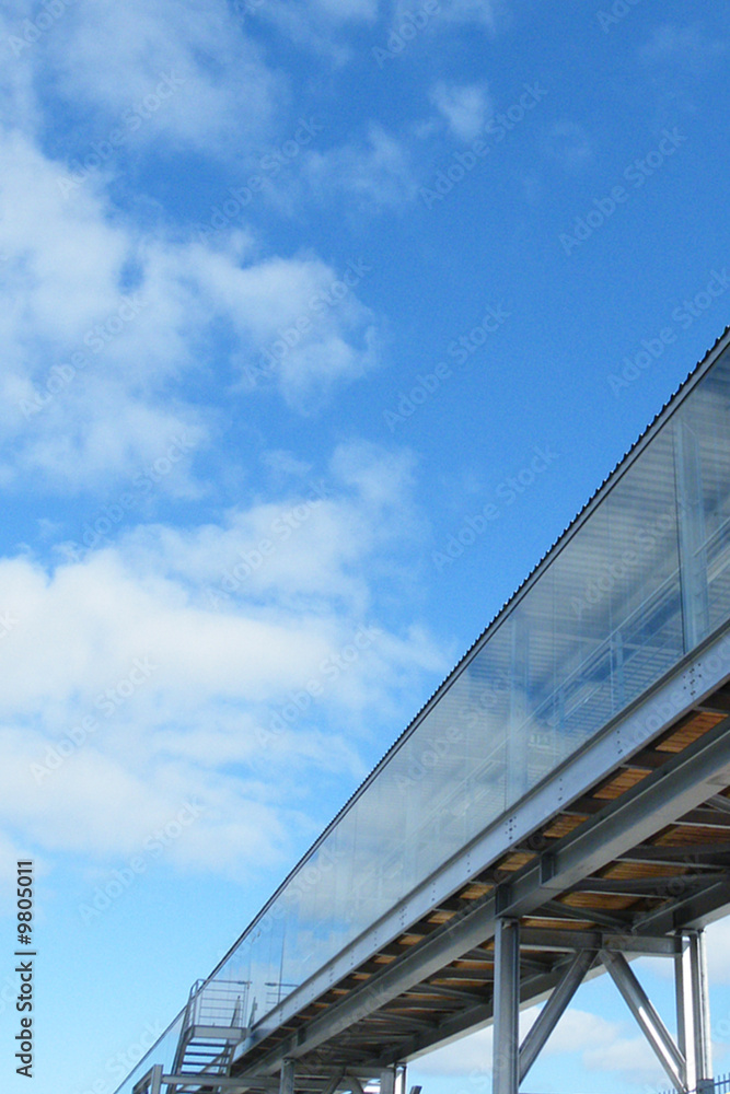 Gangway ragt in blauen Himmel