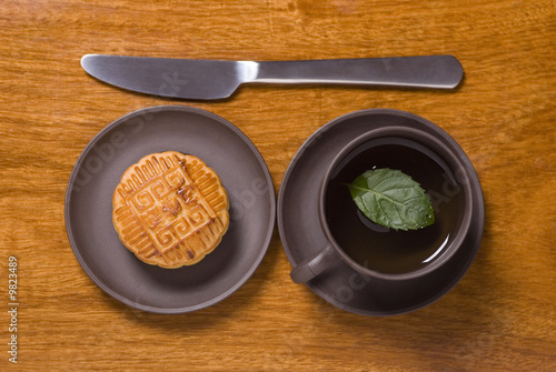 moon cake and tea