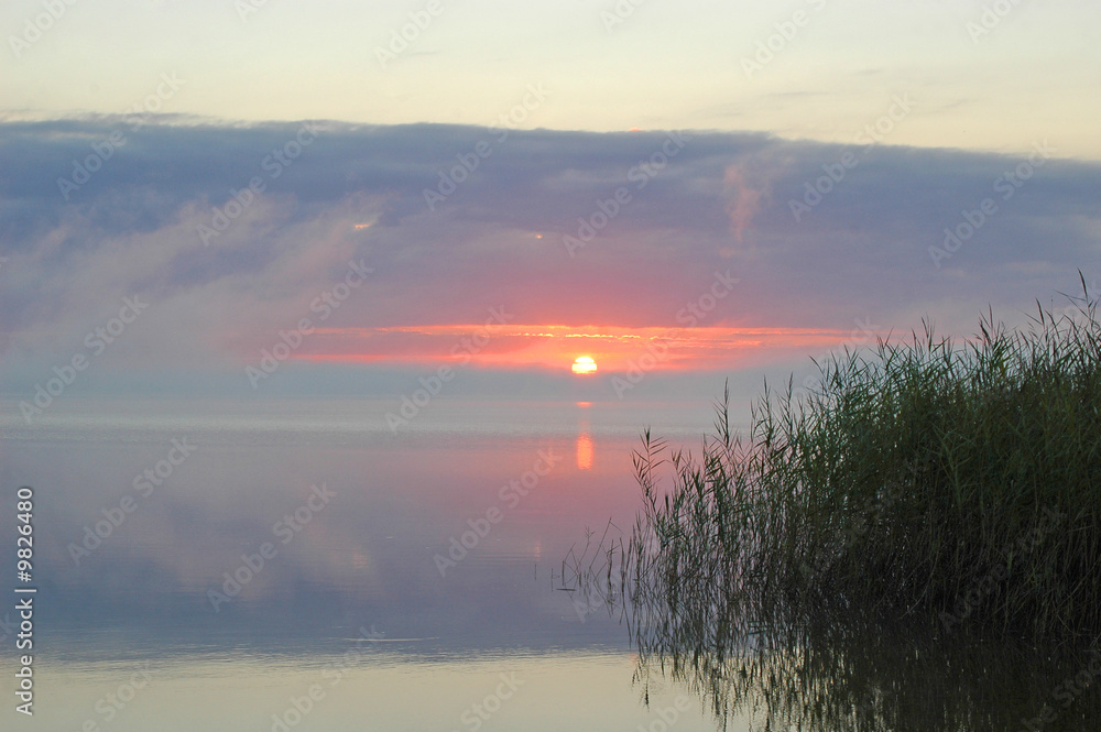 levé de soleil sur un lac