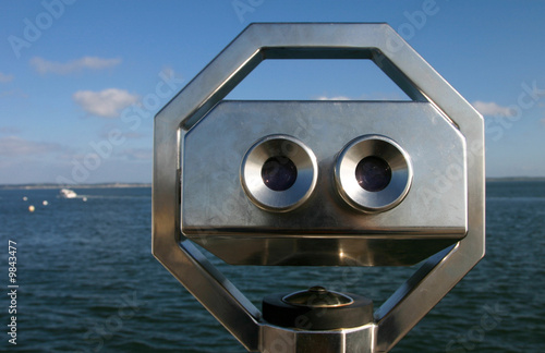 Fotografie longue-vue observant l'horizon