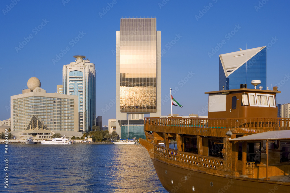 Naklejka premium Skyline am Hafen in Dubai mit einer alten Dow