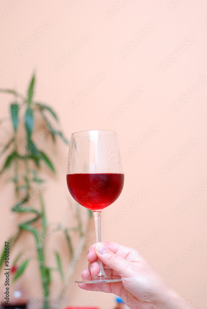 Picture of one hand holding a glass of wine - obrazy, fototapety, plakaty 