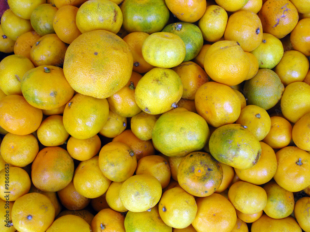 naranjas en fruteria del mercado. tenerife