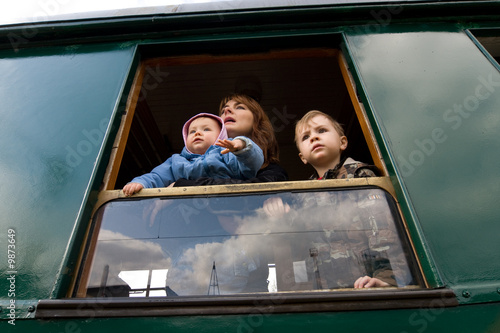 Wallpaper Mural Family looking out of window Torontodigital.ca