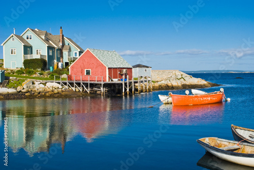 Fotografia Fisherman's house and boats in a bay. Peggy's cove, Canada.