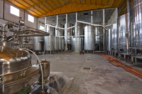 Vino fermentando en enormes tinas en una bodega en España