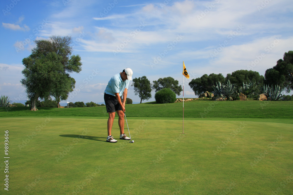 Fototapeta premium Golf - Golfer auf dem Green beim Putten