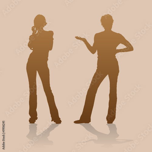 Deux femmes discutent au bureau