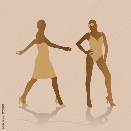 Deux femmes font un défilé de mode