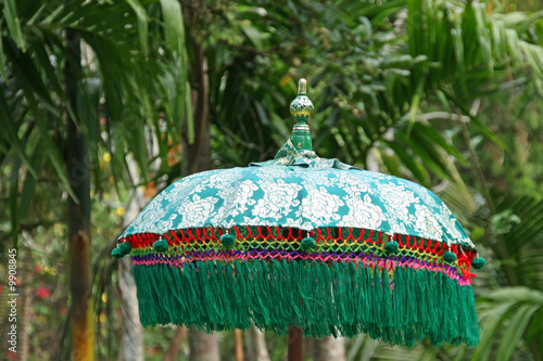 Obraz na plátně Ombrelle dans un temple balinais