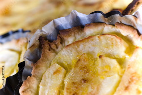 tartelettes aux pommes et moule à tarte - fresh apple pie photo