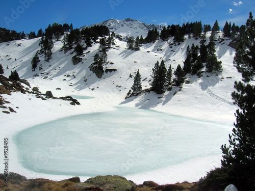 Lac gelé près de la Mongie photo