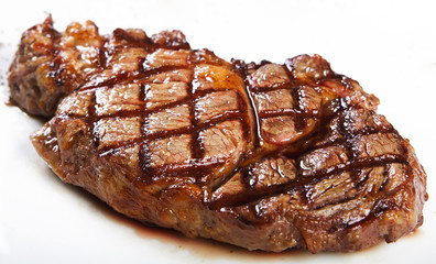 Fototapete Steakhouse Saftiges Steak mit Rosmarin  © danpstudio