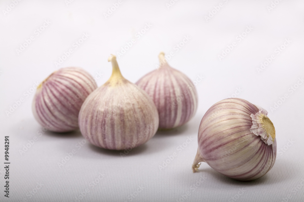 Fototapeta premium fresh garlic bulbs on white background